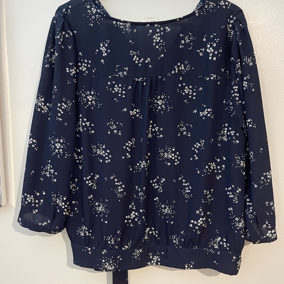Navy blue with white floral pattern blouse - Picture 4 of 7